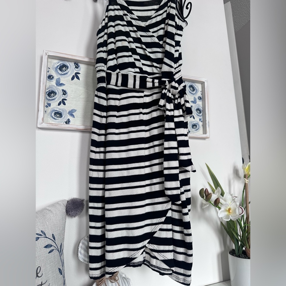 🎯 Black and White Asymmetrical Faux Wrap Dress adjustable straps and tie - Picture 2 of 7